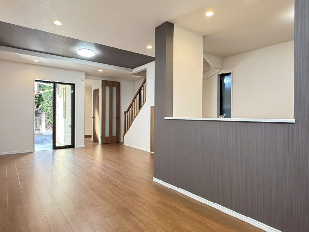 川口市芝宮根町　新築一戸建て　H号棟の居間・リビング|ゆったりとした居間です