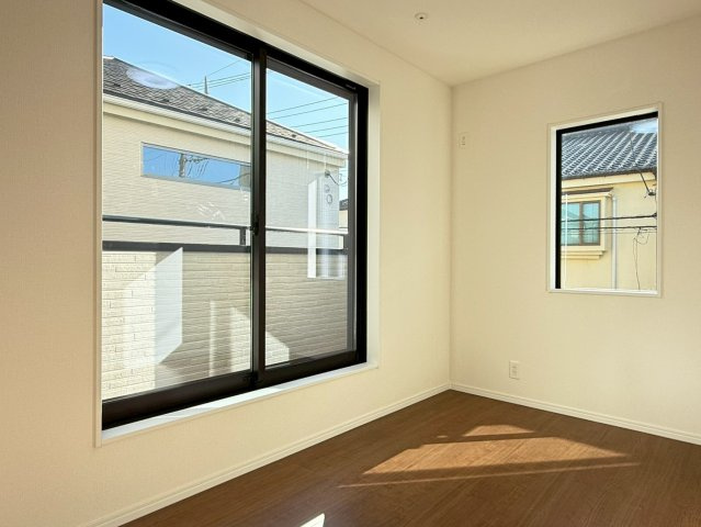 川口市芝宮根町　新築一戸建て　H号棟の寝室|広くて明るい寝室