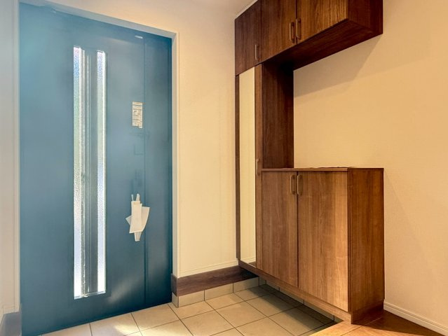 川口市芝宮根町　新築一戸建て　H号棟の玄関|収納もある玄関です