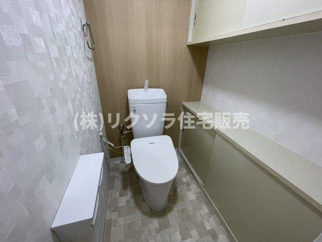 ライオンズマンション枚方のトイレ|温水洗浄便座付き
■物件内覧・資金計画相談・住宅ローン相談、リフォーム相談、お問合せ受付中■
※当日・翌日のご内覧、ご相談はお電話でのお問合せがスムーズです！