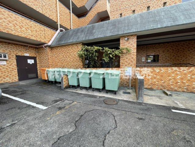 ライオンズマンション枚方の現況写真|敷地内ゴミステーション
■物件内覧・資金計画相談・住宅ローン相談、リフォーム相談、お問合せ受付中■
※当日・翌日のご内覧、ご相談はお電話でのお問合せがスムーズです！