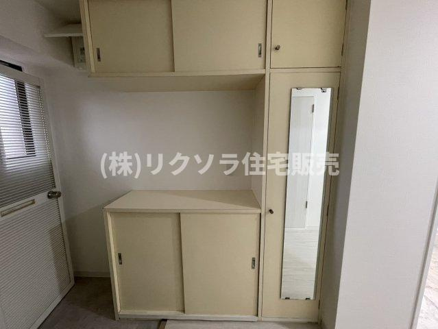ライオンズマンション枚方の収納|姿見付きシューズボックス
■物件内覧・資金計画相談・住宅ローン相談、リフォーム相談、お問合せ受付中■
※当日・翌日のご内覧、ご相談はお電話でのお問合せがスムーズです！