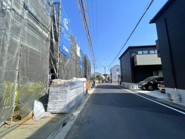 ふじみ野市川崎２丁目の新築一戸建の前面道路含む現地写真|前面道路は幅員6m！
広くて開放感があります。