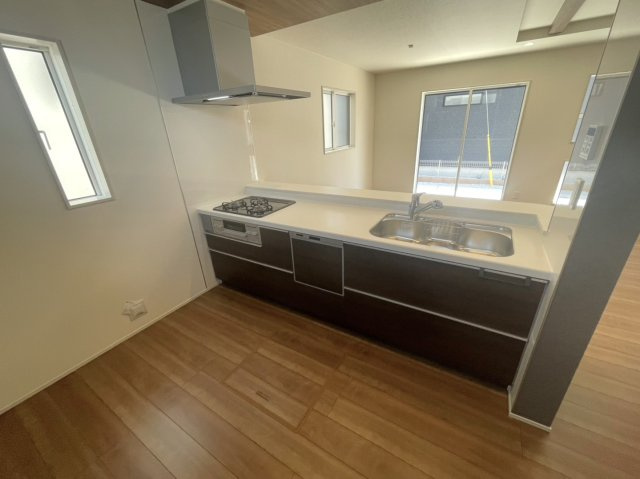ふじみ野市川崎２丁目の新築一戸建のキッチン|リビング全体が見渡せる食洗機付きの対面式キッチンです。