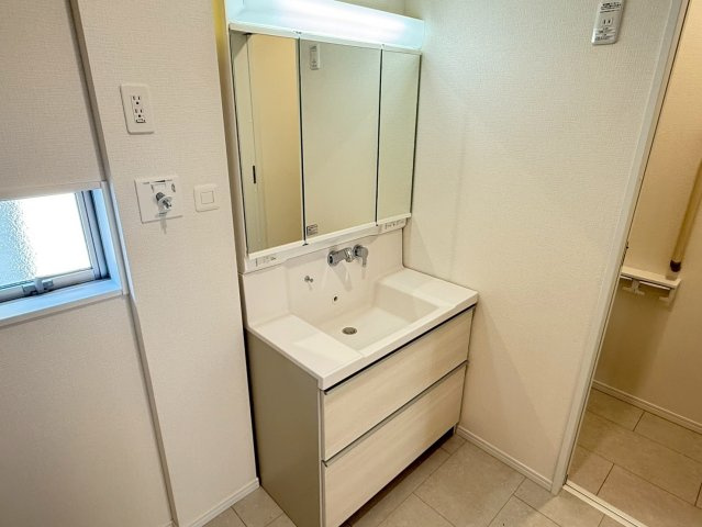 川口市芝宮根町　新築一戸建て　J号棟の独立洗面台|独立洗面化粧台が付いています