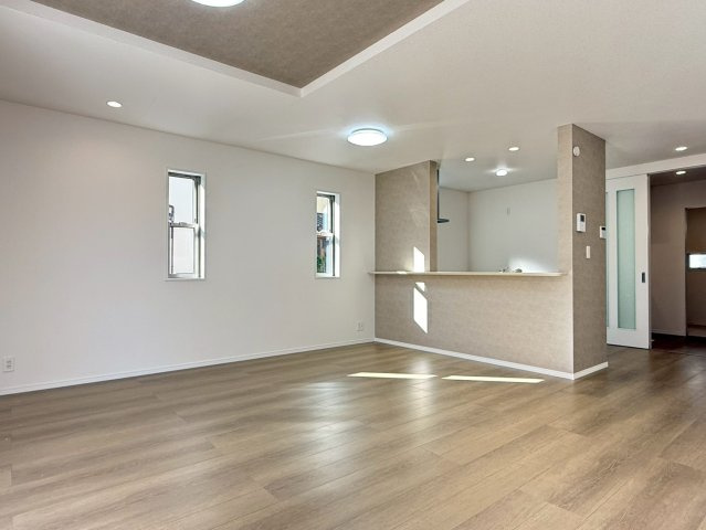 川口市芝宮根町　新築一戸建て　J号棟の居間・リビング|ゆったりとした居間です