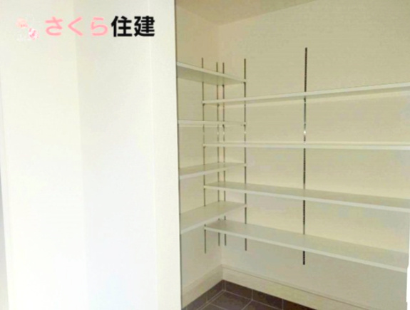リーブルガーデン宇都宮鶴田町第23の収納|シューズクロークで家族全員分の靴も収納可能です。