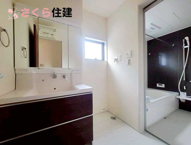 リーブルガーデン宇都宮鶴田町第23の洗面所|明るい洗面スペースで朝の身支度も快適に♪３面鏡の裏にはたっぷり収納を完備
