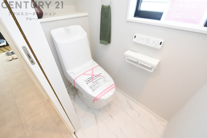 温水洗浄便座付トイレは温水洗浄機能により、暖かい水でおしりを洗浄することができ、冷たい水を使う従来の便座に比べ、温水洗浄機能で暖かいトイレを提供し、快適な使用を可能にします。
