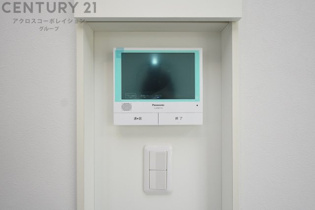 訪問者が来たときにテレビ画面で確認できるため、安心してドアを開けられます。録画機能があるものもあり、留守中に来訪者を記録しておくことができます。利便性が高く、セキュリティ面でも安心です。

