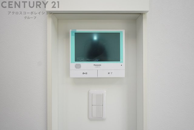 訪問者が来たときにテレビ画面で確認できるため、安心してドアを開けられます。録画機能があるものもあり、留守中に来訪者を記録しておくことができます。利便性が高く、セキュリティ面でも安心です。
