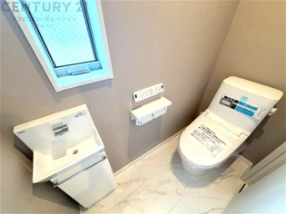 温水洗浄便座付トイレは温水洗浄機能により、暖かい水でおしりを洗浄することができ、冷たい水を使う従来の便座に比べ、温水洗浄機能で暖かいトイレを提供し、快適な使用を可能にします。