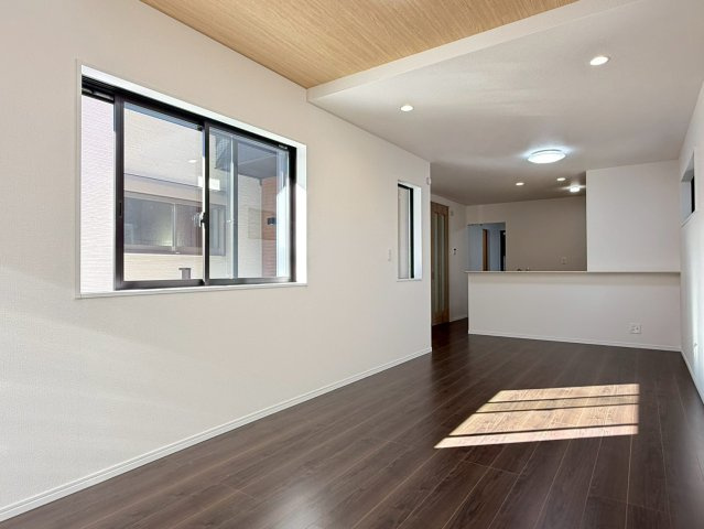 川口市芝宮根町　新築一戸建て　K号棟の居間・リビング|おしゃれな居間です