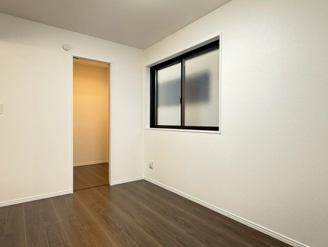 川口市芝宮根町　新築一戸建て　K号棟の洋室|明るい洋室です