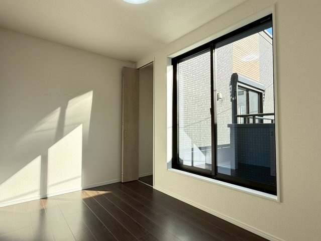 川口市芝宮根町　新築一戸建て　K号棟の洋室|明るい洋室です