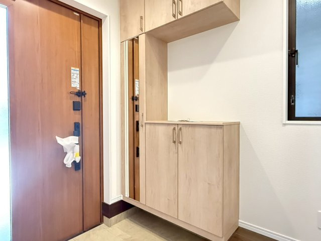 川口市芝宮根町　新築一戸建て　K号棟の玄関|収納もある玄関です