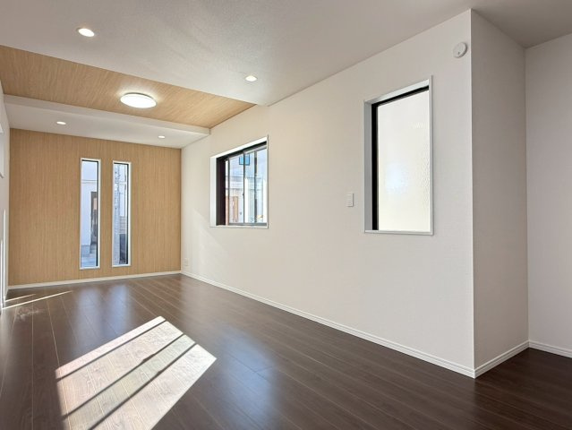 川口市芝宮根町　新築一戸建て　K号棟の居間・リビング|使いやすいリビングです