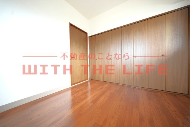 サンライトビル【キャッシュバック対象物件】の洋室|ゆったりとした居間です