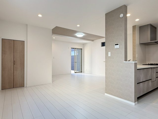 川口市芝宮根町　新築一戸建て　L号棟の居間・リビング|ゆったりとした居間です