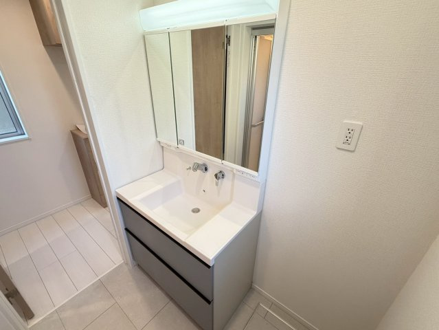 川口市芝宮根町　新築一戸建て　L号棟の独立洗面台|朝の身支度には欠かせない独立洗面化粧台