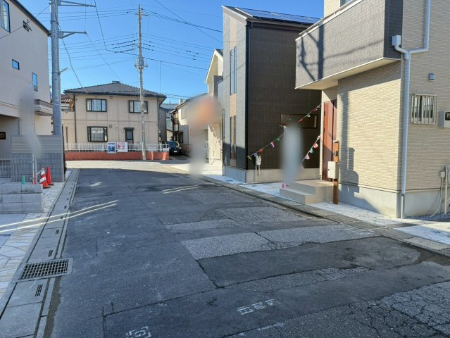 川口市芝宮根町　新築一戸建て　L号棟の前面道路含む現地写真|前面道路含む現地写真です