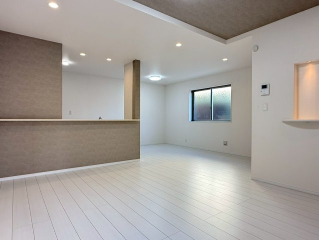 川口市芝宮根町　新築一戸建て　L号棟の居間・リビング|おしゃれなリビングです