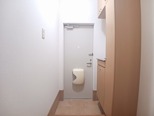 スリーワンスリーヒルズＣの玄関