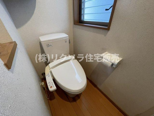 木屋元町　中古一戸建てのトイレ|温水洗浄便座付き
■物件内覧・資金計画相談・住宅ローン相談、リフォーム相談、お問合せ受付中■
※当日・翌日のご内覧、ご相談はお電話でのお問合せがスムーズです！