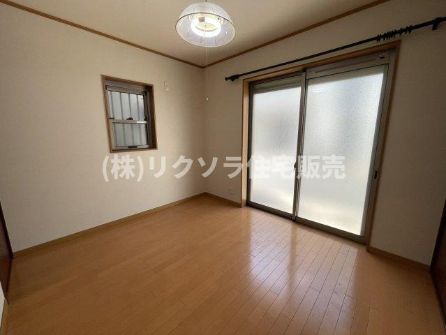 木屋元町　中古一戸建ての寝室|洋室6.0帖
■物件内覧・資金計画相談・住宅ローン相談、リフォーム相談、お問合せ受付中■
※当日・翌日のご内覧、ご相談はお電話でのお問合せがスムーズです！