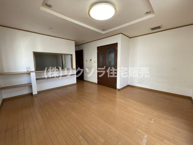 木屋元町　中古一戸建ての居間・リビング|LDK16.75帖
■物件内覧・資金計画相談・住宅ローン相談、リフォーム相談、お問合せ受付中■
※当日・翌日のご内覧、ご相談はお電話でのお問合せがスムーズです！