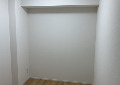 【寝室】 | 八王子スカイマンション | 寝室でゆっくりと過ごすためにはベッド周りの適度な空間を担保することや窓の位置、照明の明るさ、寝室の広さなどを考える必要があります。自身や家族の構成とライフスタイルに併せて寝室にする部屋を選びましょう！