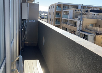 【バルコニー】 | 八王子スカイマンション | バルコニーは、室外の専用スペースのうち、「屋根がなく開放された空間」であるものを指します。ベランダより広いタイプのものが多く、日当たりもよいため家庭菜園などを楽しみたい人にとって適した環境となります。