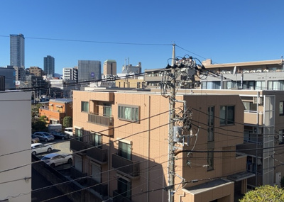 【展望】 | 八王子スカイマンション | 眺望の良さを楽しめるダイニングキッチンで家族団らんの時間を過ごしてはいかがでしょうか。バルコニーから見える景色を家族で眺める時間は、時間が経つのを忘れてしまいそうですね。是非、現地を見に行きましょう！