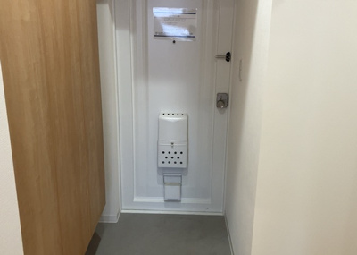 【玄関】 | 八王子スカイマンション | 玄関は家の顔でもあり、家族以外の目にも止まる場所です。玄関は外との間を仕切る扉、靴などをしまっておく収納スペース、靴脱ぎのたたきスペース、来客とのやり取りをするドアホンなど複数のアイテムからなります。