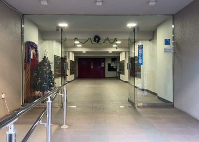 【エントランス】 | 八王子スカイマンション | マンションのエントランスには、もともと風よけや防犯の役割がありますが、マンションによって宅配ボックスなどの設備が備わっている所もあります。日々の生活をイメージしながら生活しやすさをチェックしましょう。