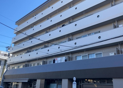 【外観】 | 八王子スカイマンション | 外観はマンション管理がされているかの目安になります。築年数が古いと、壁面は劣化してひび割れが生じることも！建物が古びていても細かいところが修繕されていると、きちんと管理されているなぁと感じるでしょう。