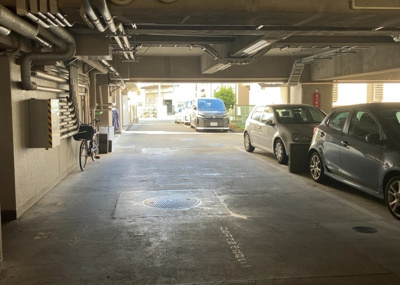 【駐車場】 | 八王子スカイマンション | 車一台あたりに必要なスペースは、標準サイズの普通自動車で横幅2m50cm、長さ5mは必要になります。ただし、乗降のことも考慮して横幅3m30cm、長さ5m50cmほどは確保できるところを選びましょう。