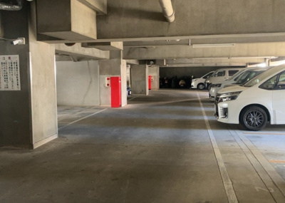 【駐車場】 | 八王子スカイマンション | 駐車場と明記されていても、最小スペースでつくられた駐車場だと大型車は駐車できなかったり、出入りしにくくなったりする可能性があります。お車のサイズと購入したい物件の駐車場のサイズを現地で確認しましょう。