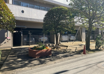 【中庭】 | 八王子スカイマンション | 中庭（パティオ）とは、一つの建築物の内部に設けられた、壁などで囲われている庭のことを指します。コの字型、ロの字型が主流ですが、L字型の中庭もあります。最近では、インテリア性の高さからも人気があります。