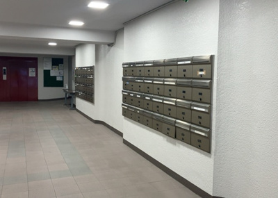 【設備】 | 八王子スカイマンション | エントランス付近に設置されている集合ポストは、住んでいる部屋と離れているため、ポストをあさるなど誰かに何かされていても被害に気づきにくいです。入居する時には他人に特定されにくい番号で鍵をかけましょう！