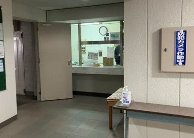【受付】 | 八王子スカイマンション | 受付はマンションコンシェルジュがいる場合もあれば、管理人が滞在する小部屋を総称して呼ぶことがあります。主にエントランスに設置されていることから、防犯面でも期待ができます。防犯設備がない場合はより安心！