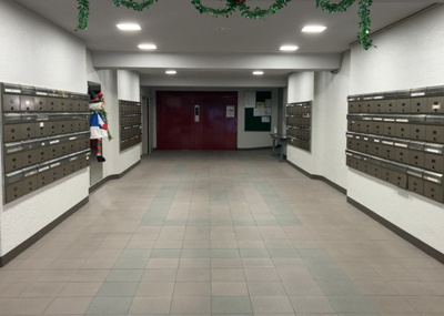 【ロビー】 | 八王子スカイマンション | ラウンジは、マンションの共用スペースに椅子やテーブルなどを配置した利用者が寛げる空間です。屋内型ラウンジと屋外型ラウンジがあります。共用部分の管理状況と合わせて、詳細については現地でご確認ください。