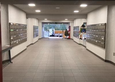 【ロビー】 | 八王子スカイマンション | ロビーというと、エントランスと何がちがうの？と思いますよね。実はロビーとエントランスには明確な決まりはありません。物件によっては、エントランスを入って広がるある程度の広さのある空間がロビーとなります。