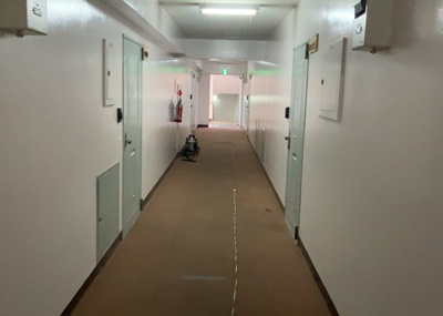 【その他共用部分】 | 八王子スカイマンション | 共有部分は、住民なら誰もが使える設備のこと。例えば駐車場やエレベーター、インターネット設備、セキュリティ設備などがあります。他にも、マンションの廊下・外部階段やエントランス・ゴミ置き場などがあります。