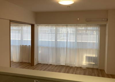 【居間・リビング】 | 八王子スカイマンション | 直線タイプはLとDKを一直線に並べた形で対面キッチンのタイプです。一般的なのでよく見かけるかもしれません。直線タイプに似た直接アイランドタイプは、キッチンとダイニングの間に壁がない分広く感じられます。