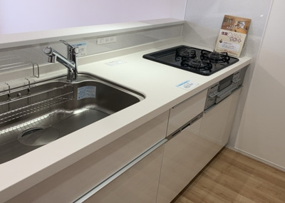 【キッチン】 | 八王子スカイマンション | 標準的なシステムキッチンの横幅は、165cm～300cm程度です。2100・2400・2550・2700などミリ単位で表記されます。普段どのように料理をするのかを想定しながら合ったサイズを選びましょう