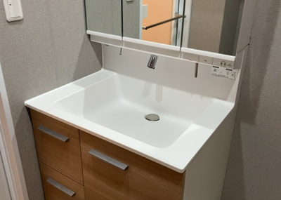 【独立洗面台】 | 八王子スカイマンション | 洗面化粧台では顔を洗ったり、身だしなみを整えることが本来の使い方ですが、用途によっては洗面化粧台に求められる機能が違ってくるため、ご自身や家族のライフスタイルに合ったものを選ぶことをおすすめ致します。