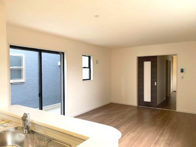 【居間・リビング】 | Livele Garden.S松原市天美我堂2丁目　1号棟 | キッチンからリビングが見渡せるので、家事をしながらお子様の様子が分かり安心！家族の会話も弾みそうです。