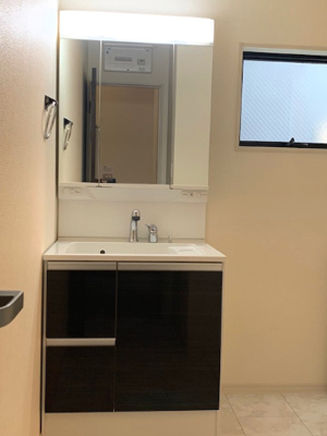 【独立洗面台】 | Livele Garden.S松原市天美我堂2丁目　1号棟 | 大きく見やすい三面鏡付き洗面化粧台！玄関近くに洗面室があり、帰宅後の手洗いもスムーズに行えます。