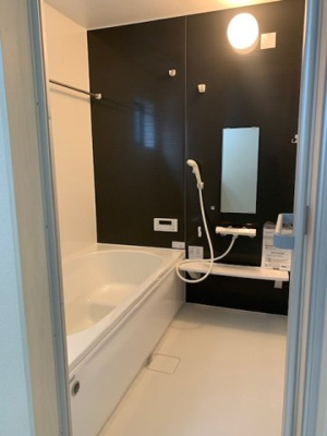 【浴室】 | Livele Garden.S松原市天美我堂2丁目　1号棟 | ダークカラーのアクセントパネルが施された落ち着きのある浴室！ゆったりとお湯に浸かって1日の疲れを癒していただけます。